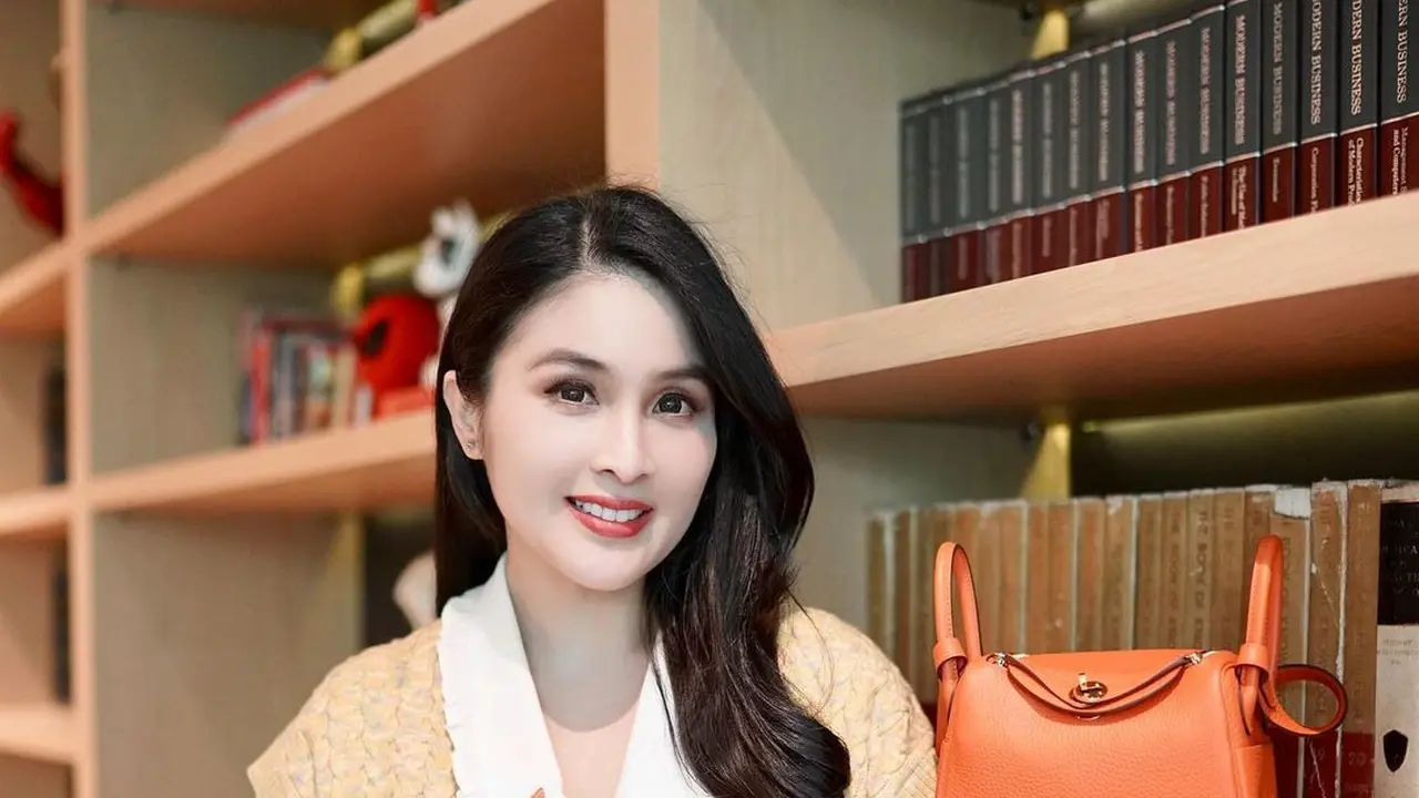 Tips Menjadi Ibu Bahagia ala Sandra Dewi, Kunci Keluarga Harmonis