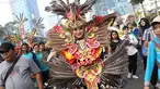 Seorang wanita dari kelompok seni budaya Kalimantan Selatan mengenakan pakaian adat berpawai saat pelaksanaan car free day, Jakarta, Minggu (1/7). Pawai tersebut diadakan untuk mengenalkan budaya Kalsel kepada masyarakat. (Liputan6.com/Immanuel Antonius)