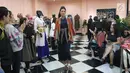 Model mengenakan busana modest wear dalam trunk show yang bertajuk "Helo Holy" karya 3 desainer lokal berbakat di Fashion First, Jakarta, Kamis (3/5). Ketiga desainer tersebut adalah Tina Asmara dengan label Daily Darling. (Liputan6.com/Arya Manggala)