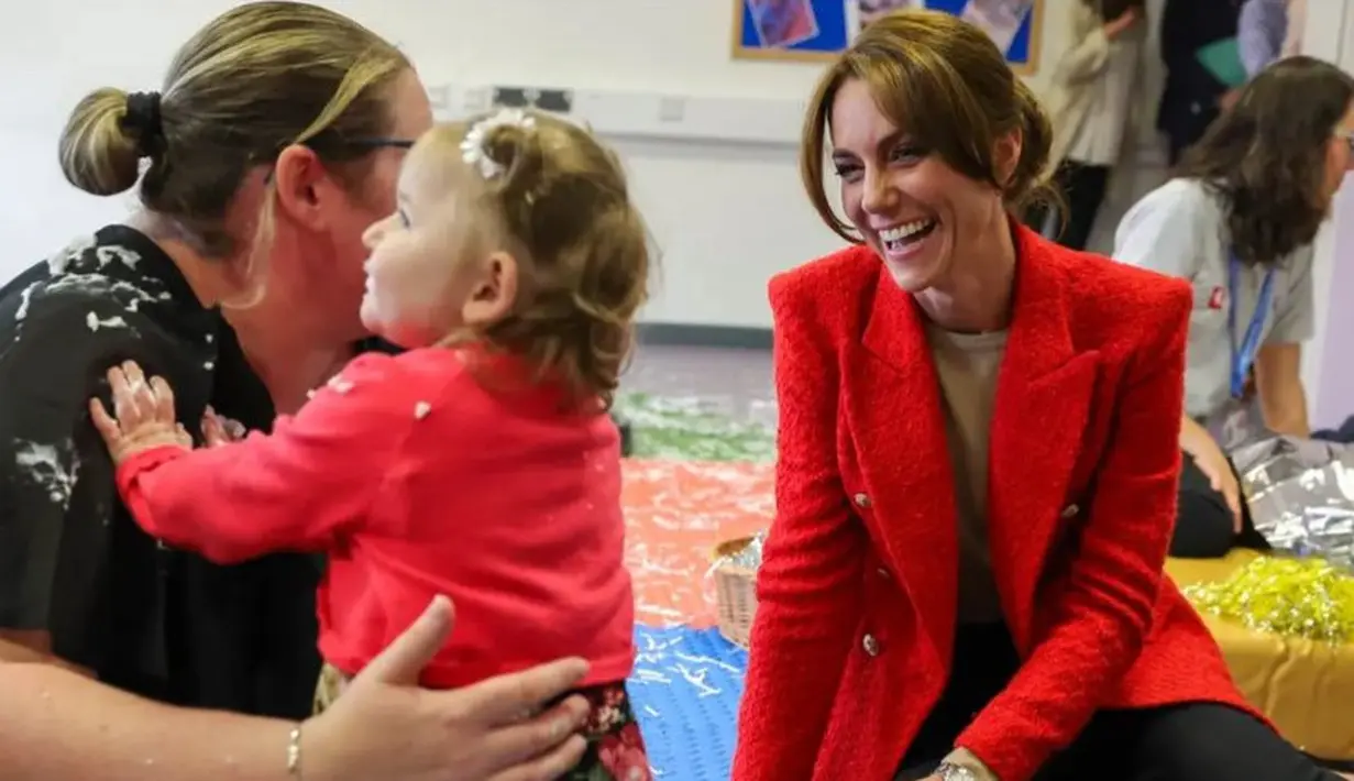 Masih dengan kuasanya merah namun lebih kasual, bisa mengenakan blazer merah dipadukan inner coklat dan celana panjang hitam seperti Kate Middleton. [@princeandprincessofwales]