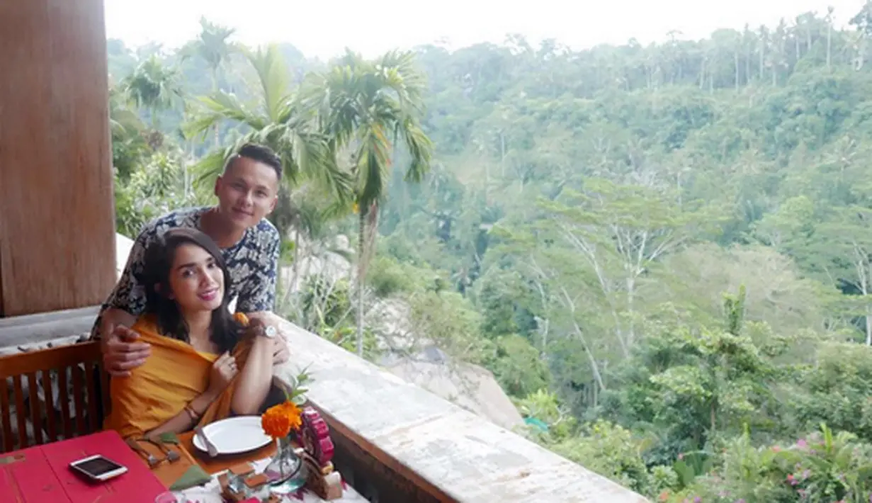 Kabar bahagia itu di ungkapkan oleh Ussy dalam laman Instagramnya. "babymoon" bismillah.. tulis Ussy dalam keterangan foto yang diunggahnya pada 10 Juli lalu. (Instagram/ussypratama)