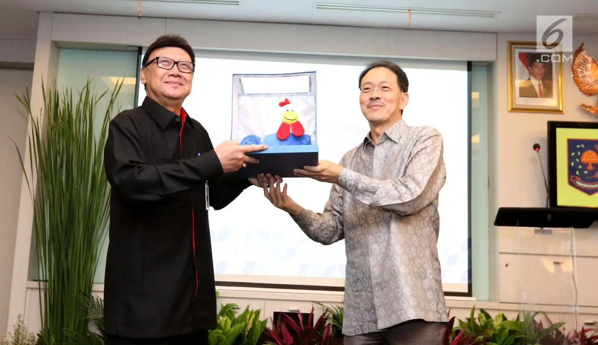 Komisaris Utama PT Emtek, Eddy Sariaatmadja (kanan) memberikan cinderamata kepada Mendagri Tjahyo Kumolo (kiri) pada acara Uji Coba Dompet digital DANA di SCTV Tower Jakarta, Jumat (13/7). (Liputan6.com/Angga Yuniar)