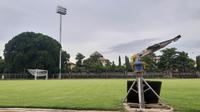 Suasana Stadion Ngurah Rai jelang pertandingan antara Persebaya Surabaya vs Bali United pada pekan ke-17 BRI Liga 1 2021/2022. Tampak pohon beringin di sisi timur stadion yang dipercaya memiliki aura tersendiri dan dianggap sebagai “penghuni asli” Stadion Ngurah Rai. (Bola.com/Maheswara Putra)