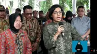 Menteri Keuangan (Menkeu) Sri Mulyani Indrawati bersama Menteri Sosial Tri Rismaharini melakukan kunjungan bersama ke Kabupaten Malang (dok: Tira)