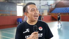 Basket telah menjadi hobi komedian Augie Fantinus. Itulah yang membuat Augie rutin berlatih di lapangan basket. Namun, saat ditemui di lapangan di kawasan Jakarta beberapa hari lalu, Augie tampak 'Gelagapan' usai latihan basket. 
