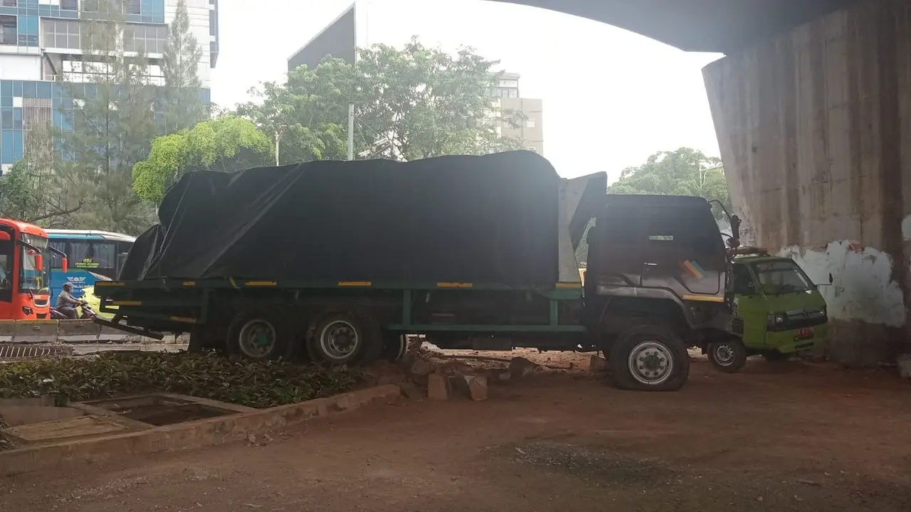 Sebuah truk tronton mengalami kecelakaan tunggal di turunan flyover Slipi, Jakarta Pusat.
