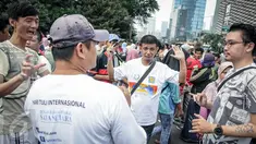 Penyandang disabilitas tuna rungu dan tuna wicara berkumpul memperingati Hari Tuli Internasional di arena Car Free Day, Jakarta, Minggu (25/9). Dalam kampanye ini, mereka memperagakan bahasa isyarat kepada warga masyarakat. (Liputan6.com/Faizal Fanani)