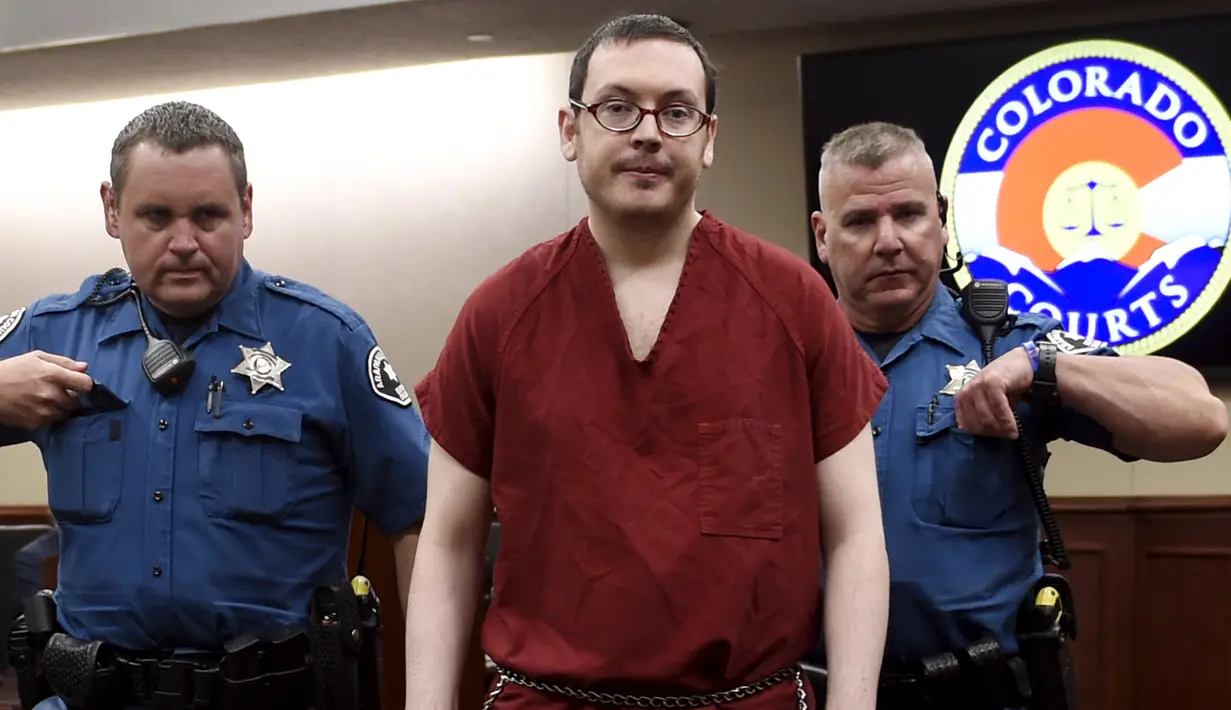 Terdakwa penembak di bioskop Colorado, James Holmes meninggalkan ruangan usai sidang di Centennial, Colorado, Rabu (26/8/2015). James dijatuhi hukuman penjara seumur hidup tanpa pembebasan bersyarat atas pembunuhan 12 orang. (REUTERS/RJ Sangosti/Pool)