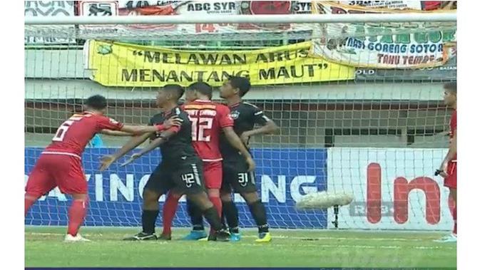 Spanduk Nyeleneh di Pertandingan Persija VS PSIS (Sumber; Twitter/imrndwr