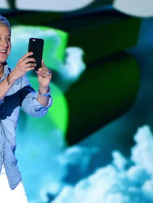 Ellen DeGeneres adalah seorang presenter talk show yang populer setelah Oprah Winfrey. Ellen selalu mengumbar hubungan sesama jenisnya antara Portia De Rossie. Akhirnya mereka menikah di tahun 2008. (AFP/Bintang.com)