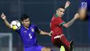 Pemain depan Timnas Indonesia U-23, Alberto Goncalves (kanan) berebut bola dengan pemain Thailand U-23, Shinnaphat Leeaoh pada laga persahabatan di Stadion PTIK, Jakarta, Kamis (31/5). Indonesia U-23 kalah 1-2. (Liputan6.com/Helmi Fithriansyah)