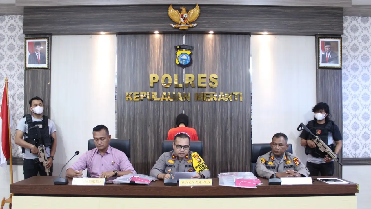 Konperensi pers penangkapan pelaku kekerasan seksual terhadap mantan pacar oleh Polres Kepulauan Meranti.