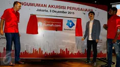 (Ki-ka) CEO grup PropertyGuru Steve Melhuish, Pendiri Rumahdijual.com  Yohanes Aristianto dan Country GM Rumah.com Wasudewan saat membuka tirai pengumuman akuisisi perusahaan Rumah.com dengan Rumahdijual.com, Jakarta (3/12). (Liputan6.com/Fery Pradolo)