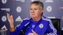 Pelatih Chelsea yang baru Guus Hiddink saat melakukan konferensi pers di tempat latihan Chelsea, Inggris, (23/12). Guus Hiddink menggantikan posisi Jose Murinho yang dipecat beberapa waktu lalu. (Reuters/Matius Childs)