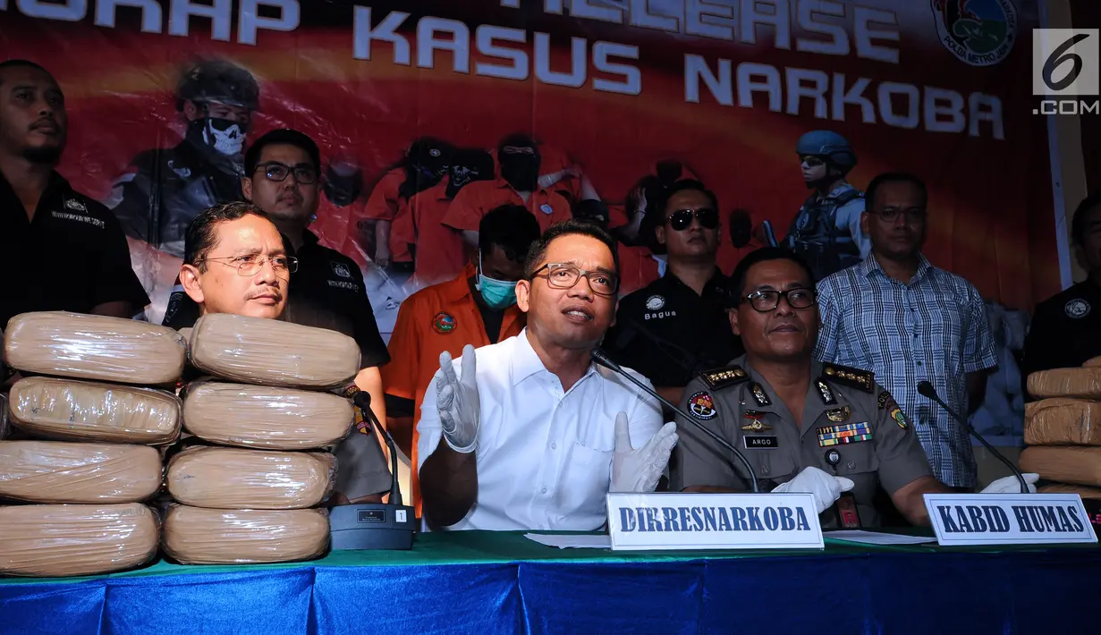 Dirresnarkoba Polda Metro Jaya, Kombes Pol Suwondo Nainggolan (tengah) saat rilis di RS Polri Kramat Jati Jakarta, Rabu (30/8). Satresnarkoba Polda Metro Jaya menggagalkan peredaran 225 kg ganja asal Aceh. (Liputan6.com/Helmi Fithriansyah)