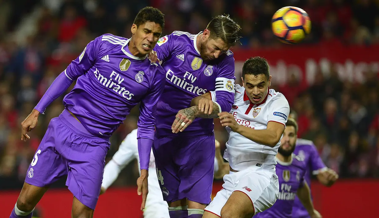 Proses terjadinya gol bunuh diri yang dilakukan oleh bek Real Madrid, Sergio Ramos, saat melawan Sevilla. Kedua gol Sevilla tercipta dalam 10 menit terakhir melalui bunuh diri Ramos dan gol debut Stevan Jovetic. (AFP/Cristina Quicler)
