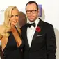 Belum sebulan ia genap dipersunting Donnie NKOTB, foto bugil Jenny McCarthy beredar di dunia maya.