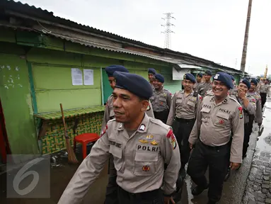 Sebanyak 5.000 personel gabungan dari Polda Metro Jaya, Kodam Jaya dan Pemprov DKI bersiaga di kawasan Kalijodo, Jakarta, Senin (29/2). Ribuan personel tersebut dikerahkan untuk mengamankan penggusuran kawasan Kalijodo. (Liputan6.com/Immanuel Antonius)