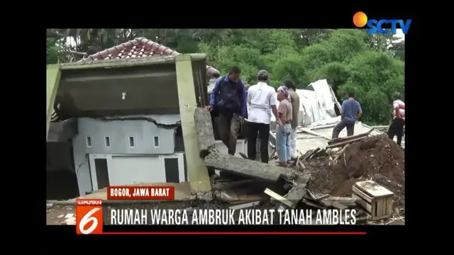 Rumah warga di Cimahpar, Bogor, ambruk akibat tanah ambles sedalam 2 meter.