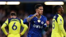Gelandang Chelsea, Enzo Fernandez, merayakan golnya ke gawang Tottenham Hotspur pada lanjutan Liga Inggris 2025/2026 di Stamford Bridge, Rabu (20/5/2026) dini hari WIB. (Adrian Dennis / AFP)
