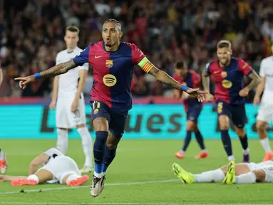 Raphinha tampil memukau saat Barcelona menang lima gol tanpa balas atas Young Boys dalam laga matchday 2 League Phase Liga Champions 2024/2025 yang digelar di Estadi Olimpic Lluis Companys, Rabu (2/10/2024). (AFP/Lluis Gene)