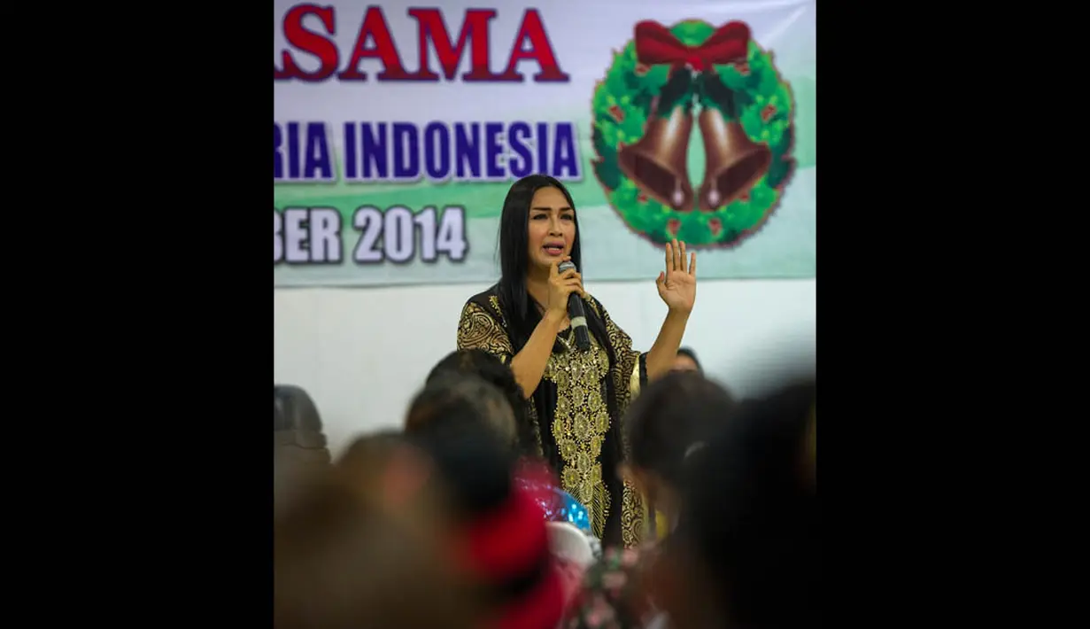 Miss Hukum dan HAM Bunda Luki, menyampaikan pidato saat perayaan Natal Bersama Forum Komunikasi Waria Indonesia (FKWI) di Jakarta, Sabtu(27/12/2014). (ANTARA FOTO/Ismar Patrizki)