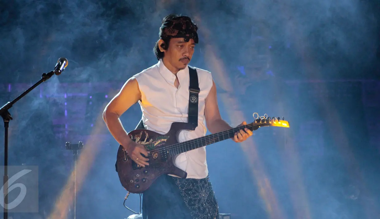 Maestro gitar Indonesia, Dewa Budjana saat tampil pada konser bertajuk ' Zentuary' di Tebing Breksi, Prambanan, Sleman, DIY, Jumat (23/11) malam. Alunan musik menghipnotis penonton yang menyaksikan di alam terbuka tersebut. (Regina Safri)