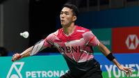 Jonatan Christie saat melawan Kenta Nishimoto pada pertandingan bulu tangkis tunggal putra Malaysia Open 2023 di Bukit Jalil Axiata Arena, Kuala Lumpur, Malaysia, Kamis (12/1/2023). Jonathan Christie kalah dua gim langsung dari Kenta Nishimoto dengan skor 15-21 dan 17-21. (AP Photo/Kien Huo)