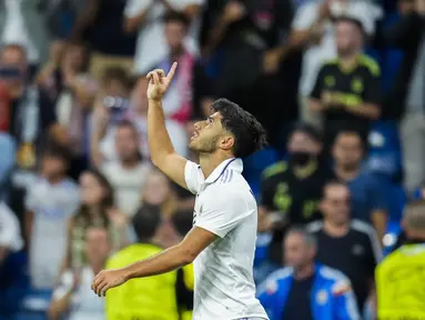 Penyerang Real Madrid Marco Asensio merayakan gol kedua untuk timnya yang dicetak ke gawang Red Bull Leipzig pada matchday 2 Liga Champions berlangsung di Santiago Bernabeu, Kamis (15/9/2022) dini hari WIB. Real Madrid menang susah payah 2-0 kala menjamu RB Leipzig. (AP Photo/Manu Fernandez)