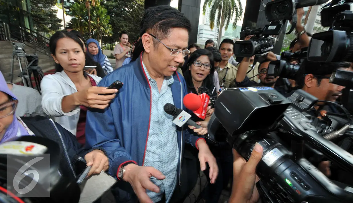 Mulyadi saat menjawab pertanyaan wartawan usai di periksa KPK, Jakarta, Rabu (4/11). Mulyadi diperiksa sebagai saksi bagi tersangka anggota nonaktif DPR Fraksi Hanura, Dewie Yasin Limpo. (Liputan6.com/Helmi Afandi)