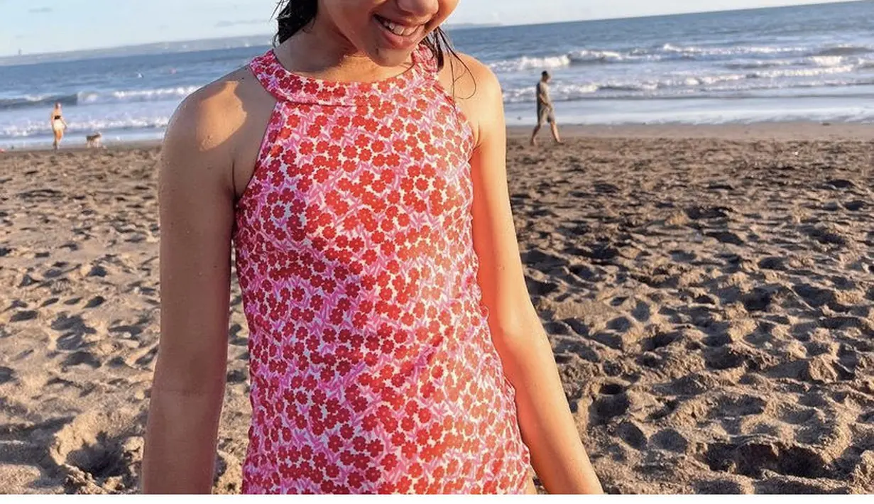 Kiyomi juga tampil memesona mengenakan baju renang pink motif bunga-bunga. Tampilan sudah cocok menjadi model. (@jenniferbachdim)
