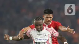 Pemain tengah Persija, Sandi Darma Sute (kanan) berebut bola dengan penyerang Persipura, Ibrahim Conteh pada lanjutan Shopee Liga 1 Indonesia 2019 di Stadion Utama Gelora Bung Karno, Jakarta, Kamis (28/11/2019). Persija unggul 1-0. (Liputan6.com/Helmi Fithriansyah)