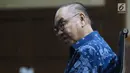 Terdakwa suap pembangunan PLTU Riau-1, Johannes Budisutrisno Kotjo saat menjalani sidang tuntutan di Pengadilan Tipikor, Jakarta, Senin (26/11). Terdakwa dituntut empat tahun penjara dan denda Rp 250 juta. (Liputan6.com/Helmi Fithriansyah)