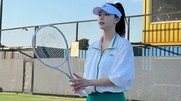 Perempuan kelahiran tahun 1999 itu mulai menjadi sorotan setelah tampil di Produce 48. Salah satu momen ikoniknya di acara tersebut adalah ketika ia membawakan lagu "Rumor" bersama kontestan lain, yang berhasil memukau para juri dan penonton. Kehadirannya di Single's Inferno season 4 kembali menarik perhatian publik. (Liputan6.com/IG/@youseeany)