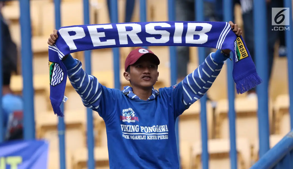 Suporter tim Maung Bandung membentangkan syal saat menyaksikan laga antara Persib melawan Sriwijaya FC di laga pembuka Piala Presiden 2018 di Stadion GBLA, Bandung, Selasa (16/1). Persib unggul 1-0. (Liputan6.com/Helmi Fithriansyah)