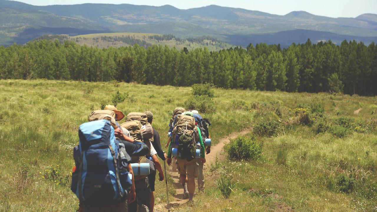 Ilustrasi mendaki gunung