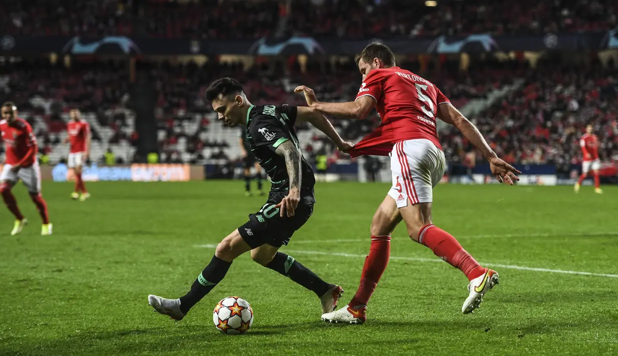 Bek Benfica Jan Vertonghen (kanan) bersaing dengan gelandang Dynamo Kiev Mykola Shaparenko pada babak Play Off Liga Champions di Estadio da Luz, Lisboa, Portugal, Rabu (24/8/2022) dini hari WIB. Benfica melaju ke babak penyisihan grup Liga Champions musim 2022/2023 setelah menang 3-0 atas Dynamo Kiev. (PATRICIA DE MELO MOREIRA / AFP)