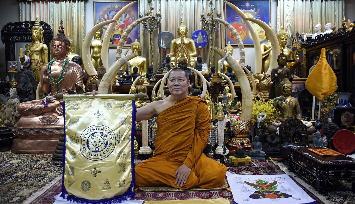 Biksu Phra Prommangkalachan asal Thaland ini menjadi salah satu senjata rahasia kemenangan  Leicester City meraih titel juara Liga Ingggris 2015-2016. (AFP/Christophe Archambault)