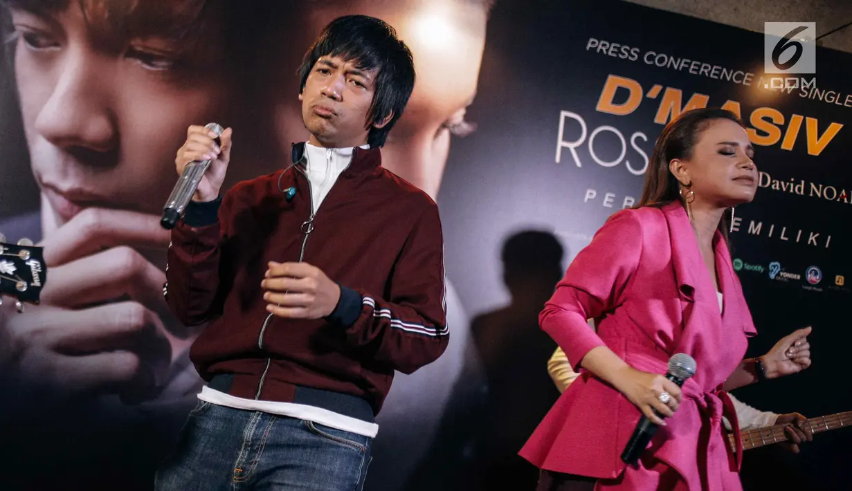Ekspresi Ryan D'Masiv dan Rossa saat tampil dalam launching single kolaborasi mereka di Jakarta, Senin (5/3). Selain D' Masiv dan Rossa, kolaborasi ini juga menggandeng David NOAH. (Liputan6.com/Faizal Fanani)
