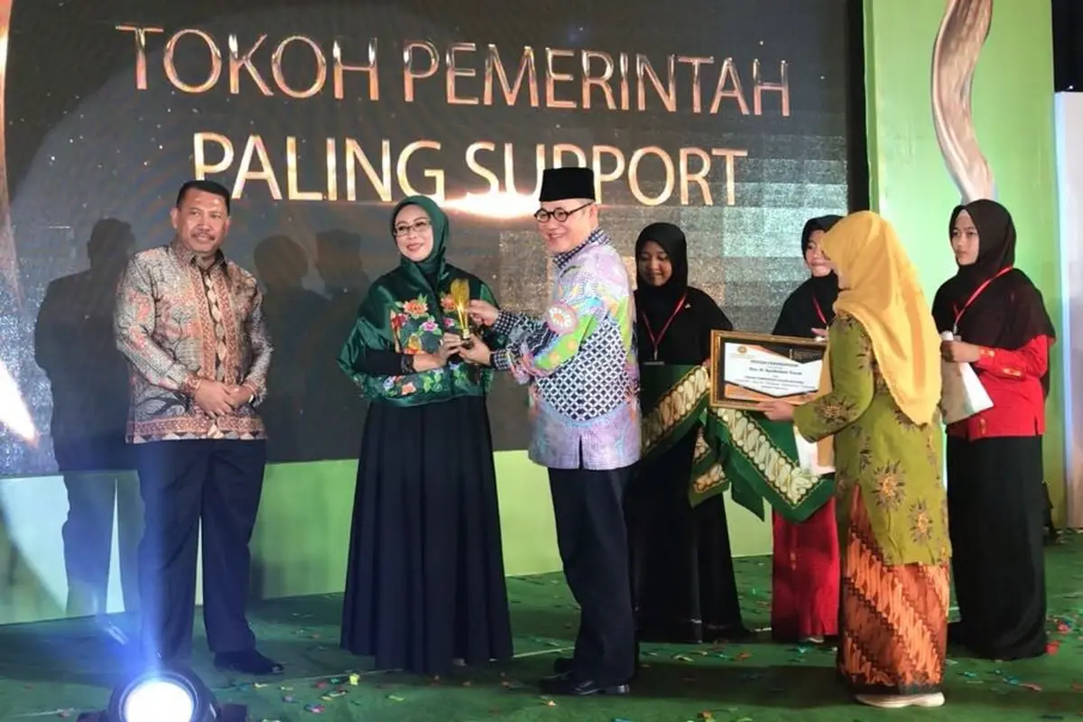 Calon Gubernur Jawa Timur nomor urut 2 Saifullah Yusuf atau Gus Ipul diwakili istrinya menerima penghargaan Anugerah Aisyiyah Awards 2018. (Liputan6.com/Dian Kurniawan)