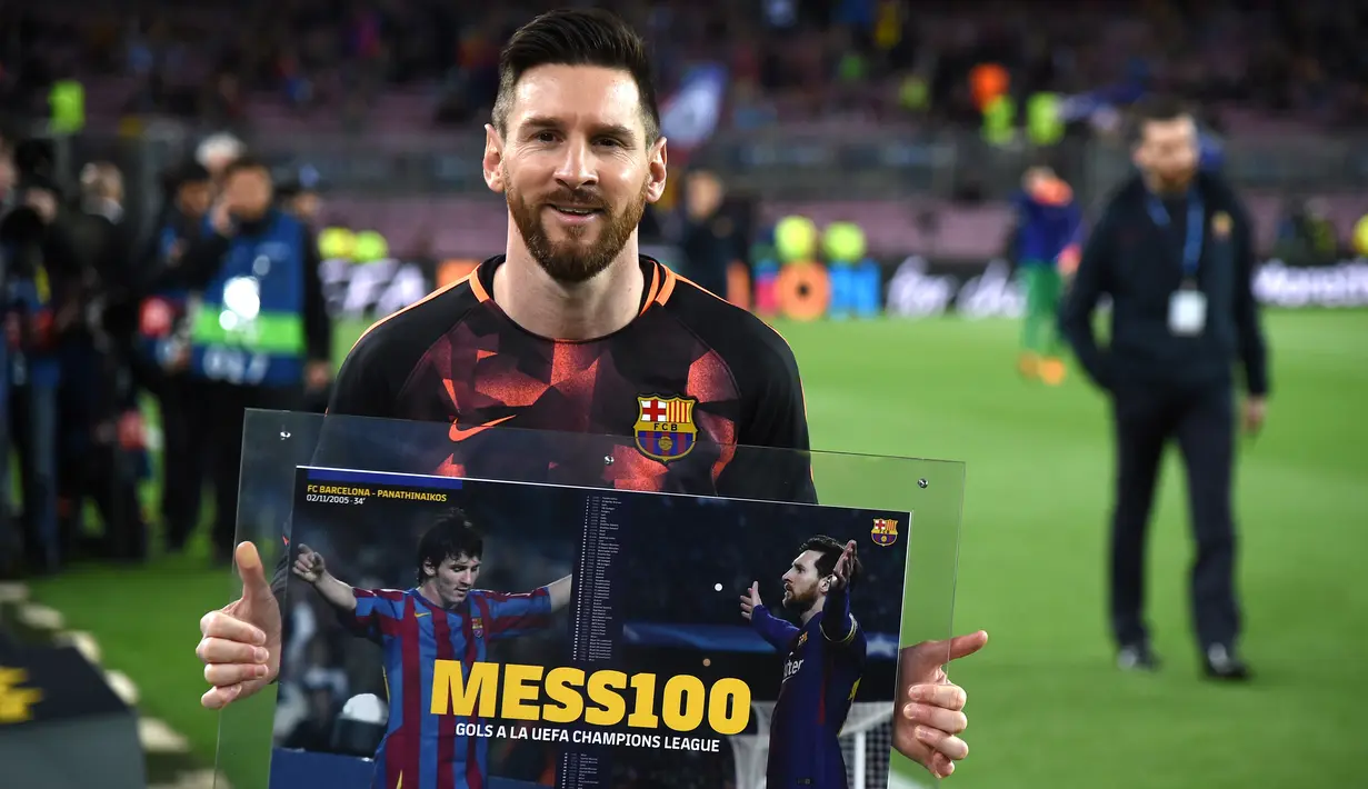 Striker Barcelona Lionel Messi berpose memegang poster saat merayakan golnya ke-100 di Liga Champions jelang pertandingan melawan AS Roma di Stadion Camp Nou di Barcelona (4/4). (AFP Photo/Filippo Monteforte)