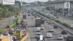 Lalu lintas kendaraan saat melintas di ruas Tol Jagorawi, Kampung Rambutan, Jakarta Timur, Selasa (20/12/2022). PT Jasa Marga (Persero) Tbk mencatat sebanyak 291.451 kendaraan meninggalkan wilayah Jakarta, Bogor, Tangerang, Bekasi (Jabotabek) pada H-7 sampai H-6 Hari Raya Natal 2022. (merdeka.com/Iqbal S. Nugroho)