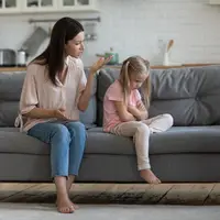 Bersikaplah netral dan jangan berpihak pada salah satu anak/copyright shutterstock/fizkes