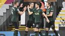 Para pemain Tottenham Hotspur merayakan gol ke gawang Fulham pada laga Liga Inggris di Stadion Craven Cottage, Kamis (4/3/2021). Tottenham Hotspur menang dengan skor 1-0. (Neil Hall/Pool via AP)