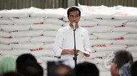 Presiden Joko Widodo memberikan sambutan saat meninjau Gudang Beras Bulog , Jakarta, Rabu (25/2/2015). Pada kunjungan itu, presiden meresmikan penyaluran serentak beras miskin (raskin) dan operasi pasar beras tahun 2015. (Liputan6.com/Faizal Fanani)