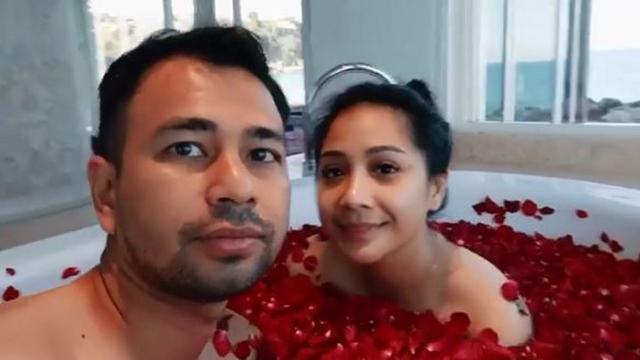  Raffi Ahmad serta Nagita Slavina meluangkan waktu buat liburan bersama Raffi Ahmad serta Nagita Slavina Mandi Kembang Saat Liburan di Selandia Baru