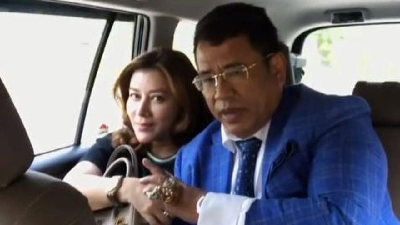 [Bintang] Kerja 20 Tahun, Hotman Parus Hutapea Hadiahi Asisten Dua Mobil Mewah