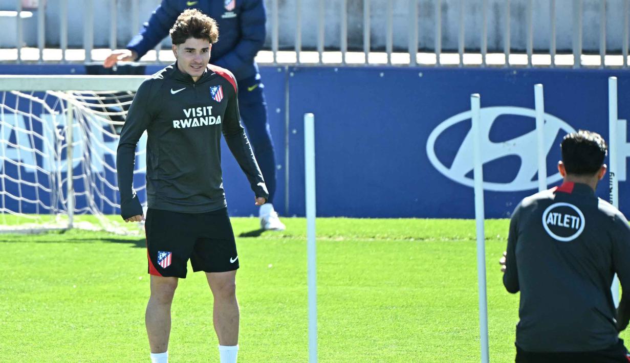 Berlaga di kandang sendiri, Atletico Madrid diprediksi bakal tampil percaya diri. Tampak dalam foto, penyerang Atletico Madrid asal Argentina, Julian Alvarez (kiri), menghadiri sesi latihan menjelang pertandingan kedua perempat final Liga Champions 2025/26 melawan Barcelona di tempat latihan klub di Majadahonda, pinggiran kota Madrid, pada Senin 13 April 2026. (Javier SORIANO/AFP)
