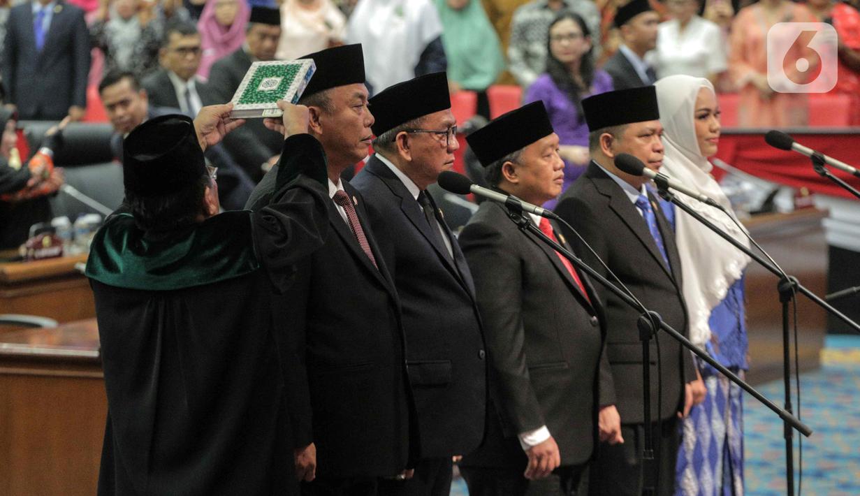 Prosesi pengambilan sumpah lima pimpinan DPRD DKI Jakarta saat dilantik di Gedung DPRD DKI Jakarta, Senin (14/10/2019). Ketua DPRD DKI Jakarta kembali dijabat oleh Prasetio Edi Marsudi. (Liputan6.com/Faizal Fanani)