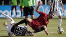Bek Juventus, Stephan Lichtsteiner, berebut bola dengan gelandang AS Roma, Maxime Gonalons pada laga ICC 2017 di Stadion Gillette, Foxborough, Minggu (30/7/2017). Juventus menang lewat adu penalti atas AS Roma  dengan skor 5-4. (AP/Michael Dwyer)